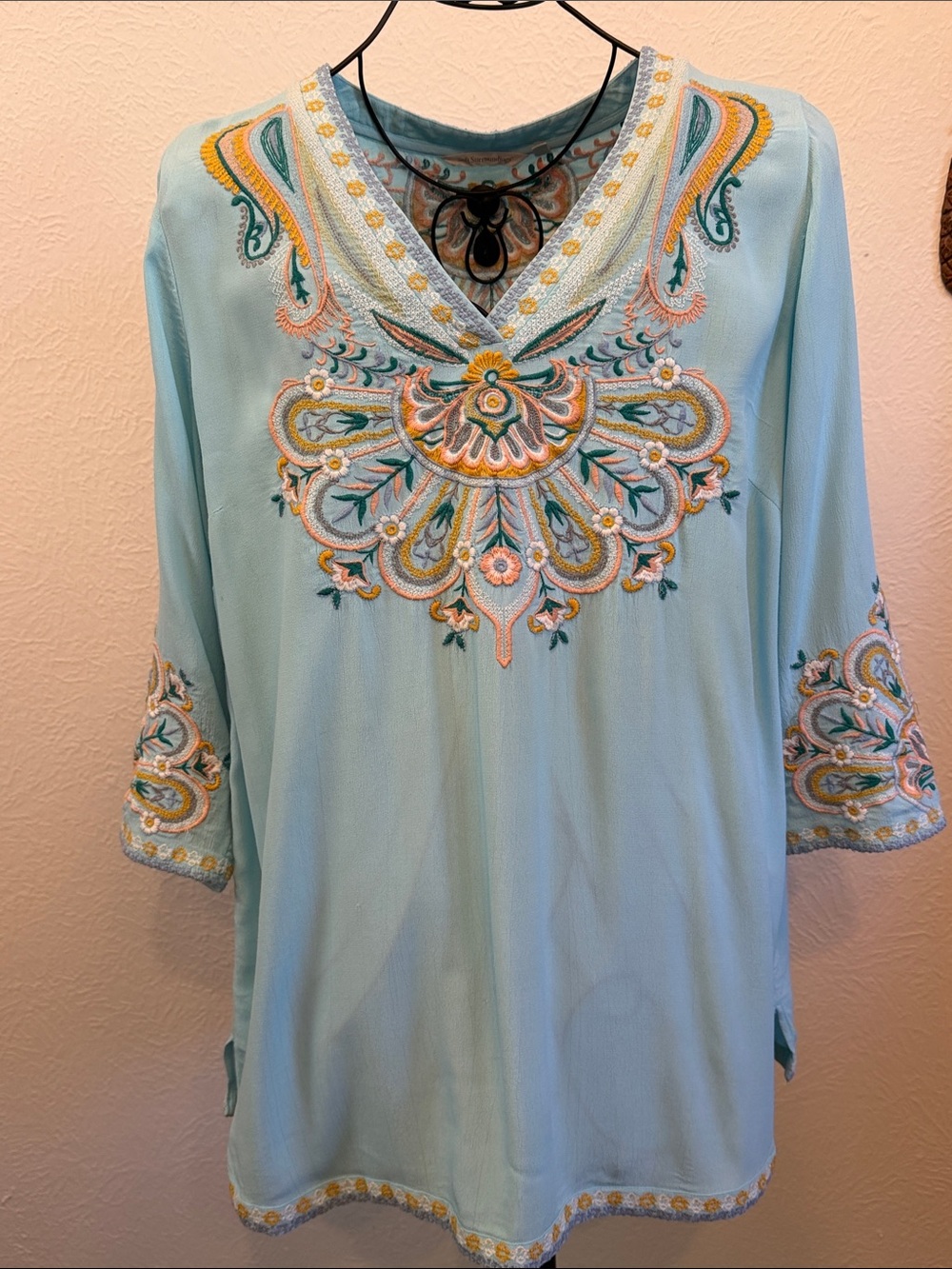 💐💐💐BOGOHO💐💐💐Soft Surroundings Embroidered V-Neck Light Blue Tunic Top-L
